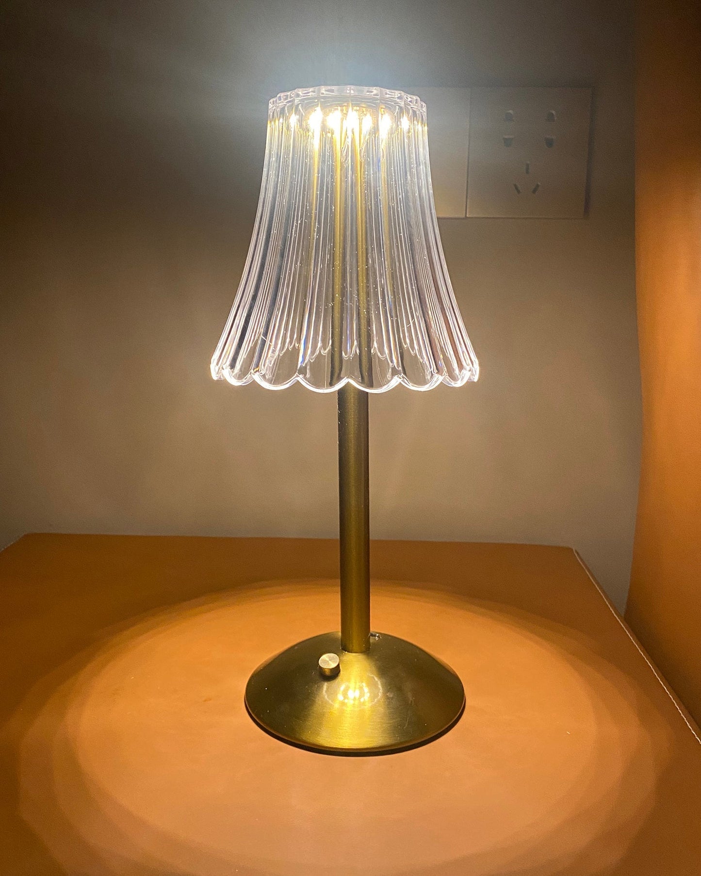 DiamondGlow – Bærbar bordlampe med guldfinish