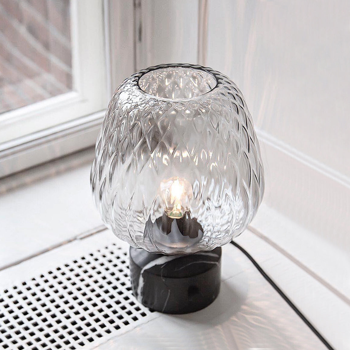 GlowBlazer - Moderne bordlampe med glasskærm og stemningslys