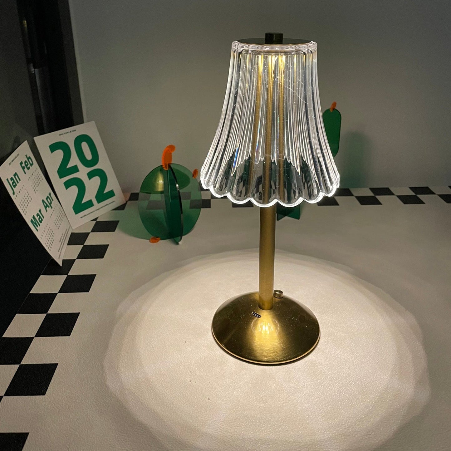 DiamondGlow – Bærbar bordlampe med guldfinish