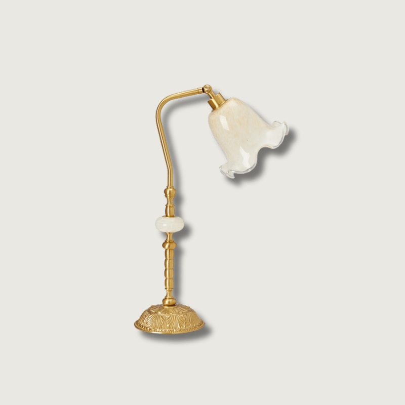 BrassFlora – Vintage bordlampe med blomsterformet skærm