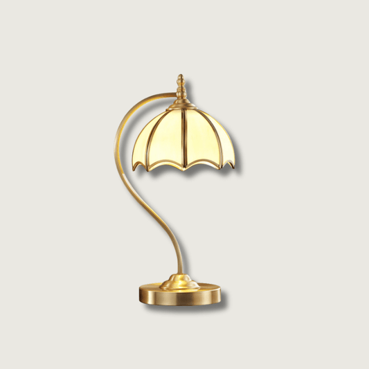 GlowBreeze – Bordlampe med paraplyform og messingramme