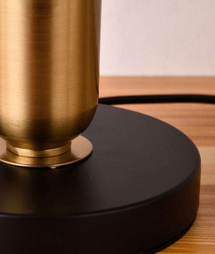 NoirGlow - Guld-Sort Bordlampe med Minimalistisk Design