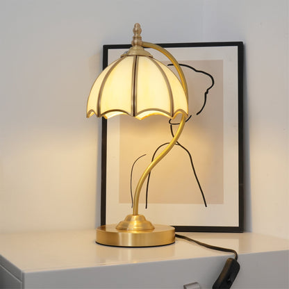 GlowBreeze – Bordlampe med paraplyform og messingramme
