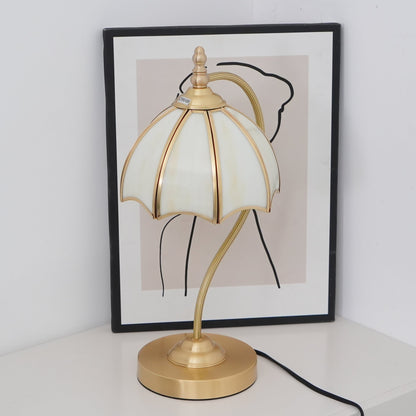 GlowBreeze – Bordlampe med paraplyform og messingramme
