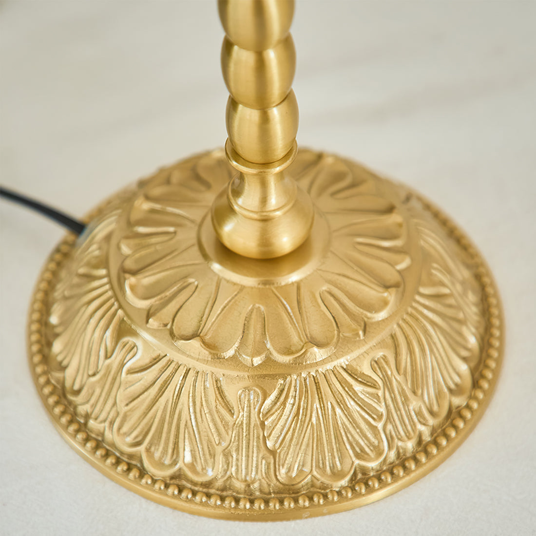 BrassFlora – Vintage bordlampe med blomsterformet skærm