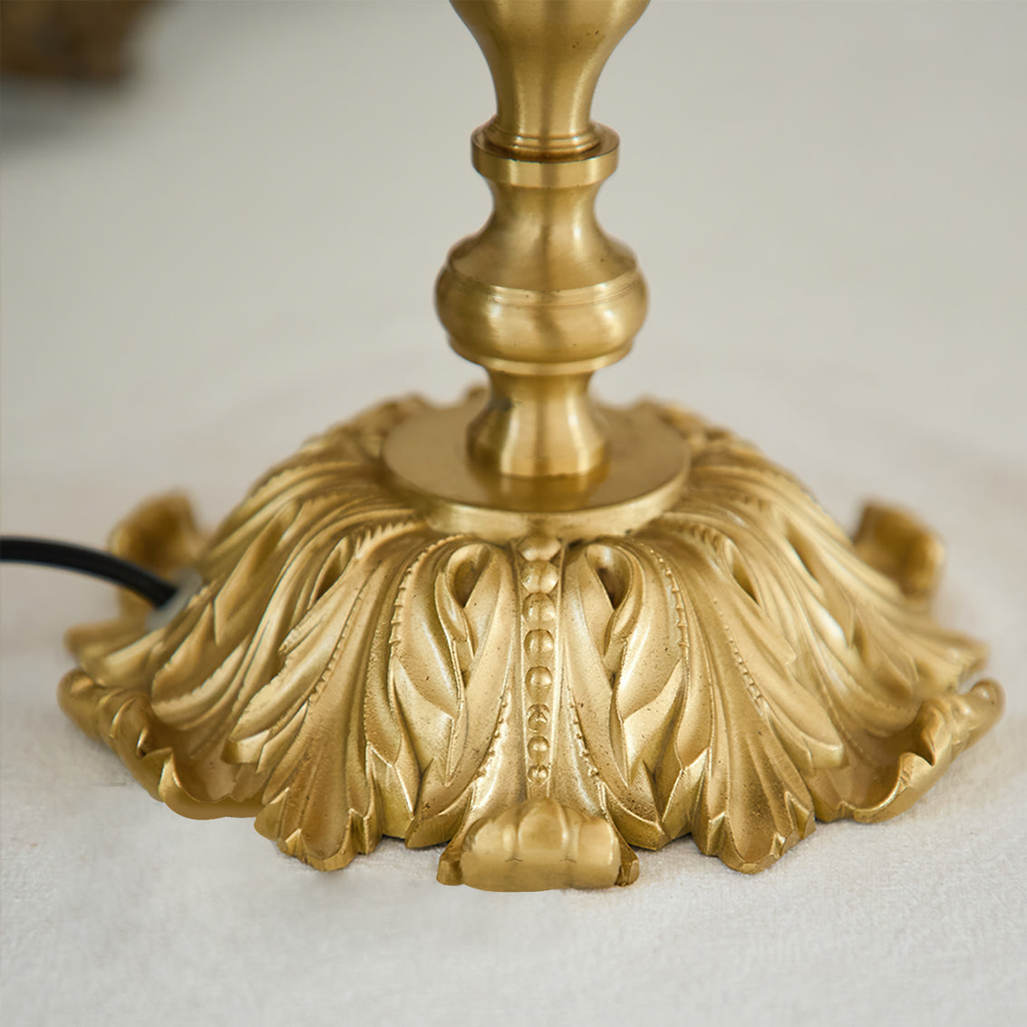 ChicTassel - Moderne bordlampe i messing til en varm atmosfære