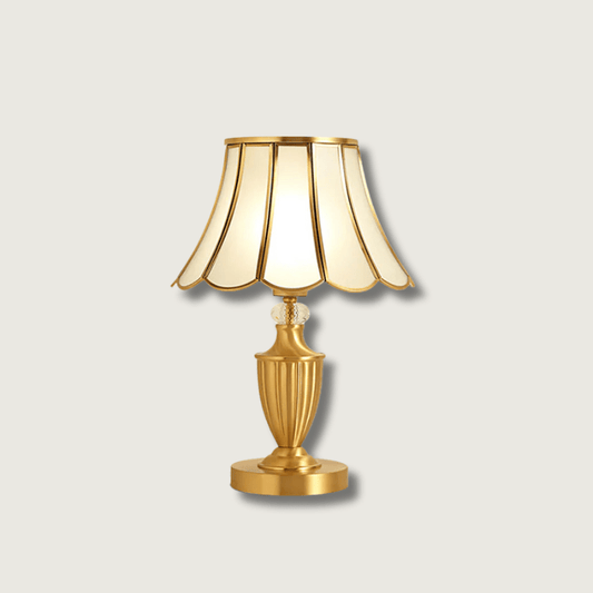 CrystalLux – Moderne bordlampe med guldskaft