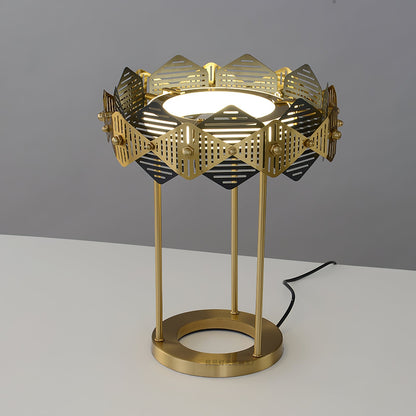 RoteLuxe - Bordlampe med tidløst design og rødlig luksuriøs udseende