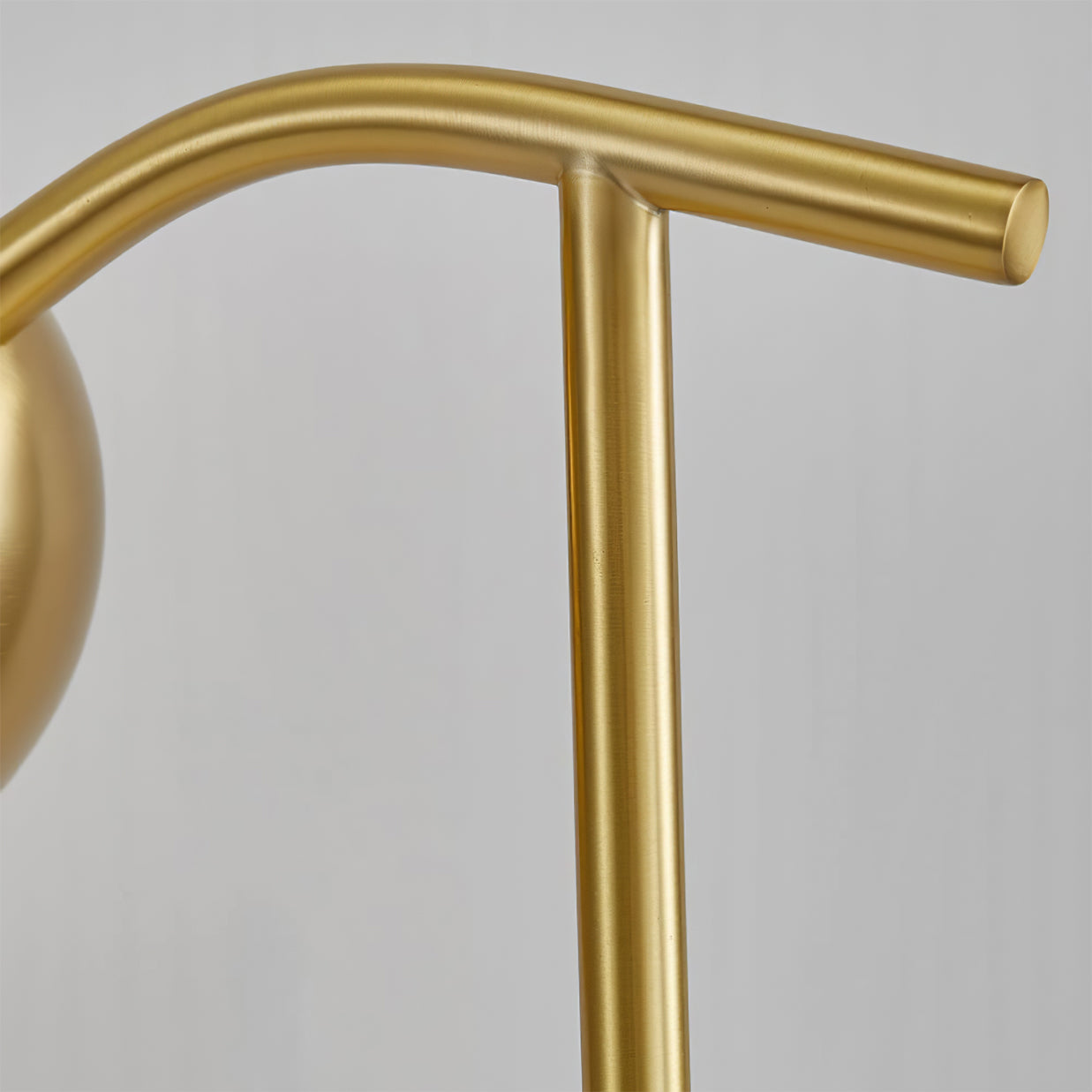 GlowAccent – Funktionel og dekorativ bordlampe i messing
