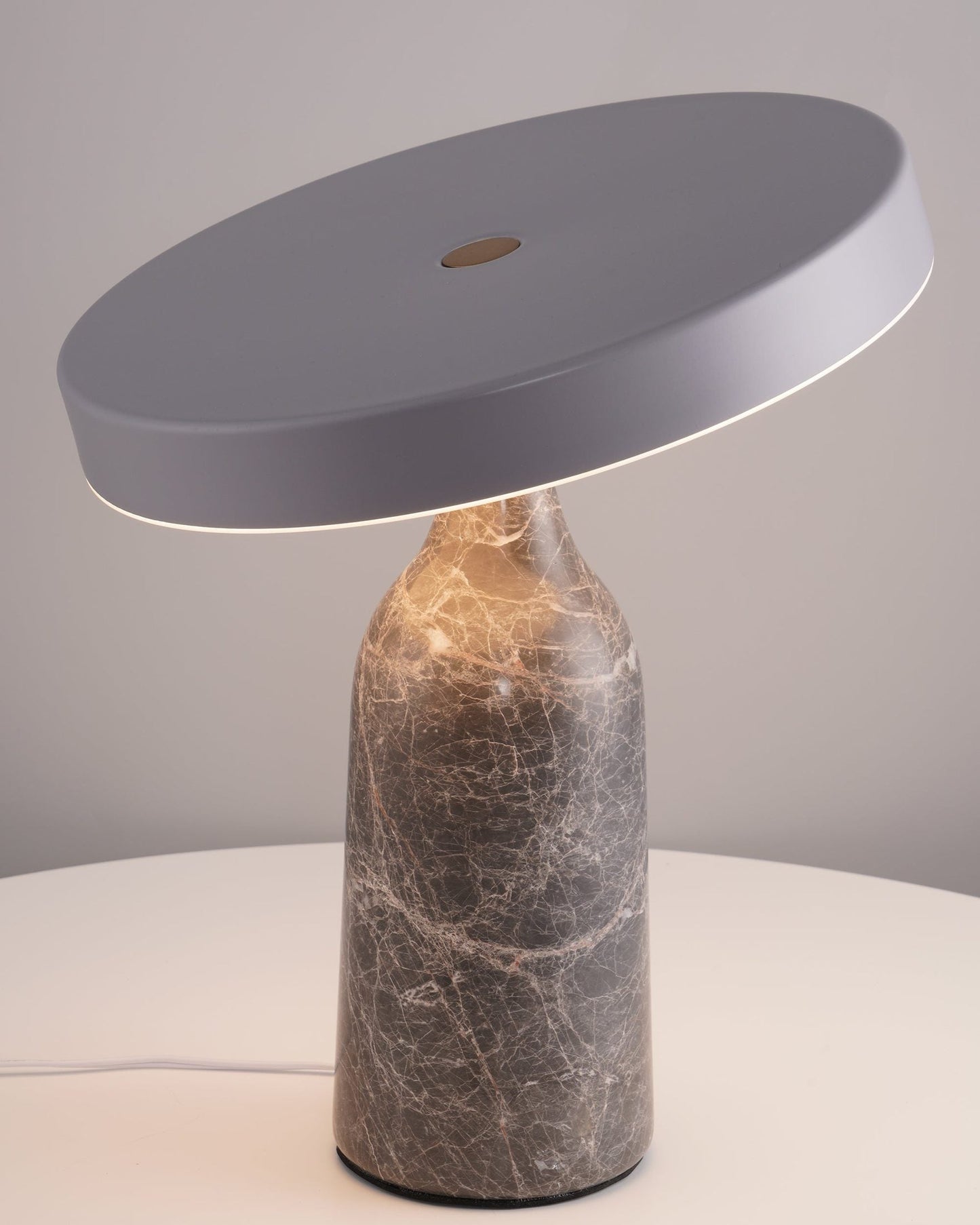 LuxeEddy - Bordlampe med elegant design og subtil lysfordeling