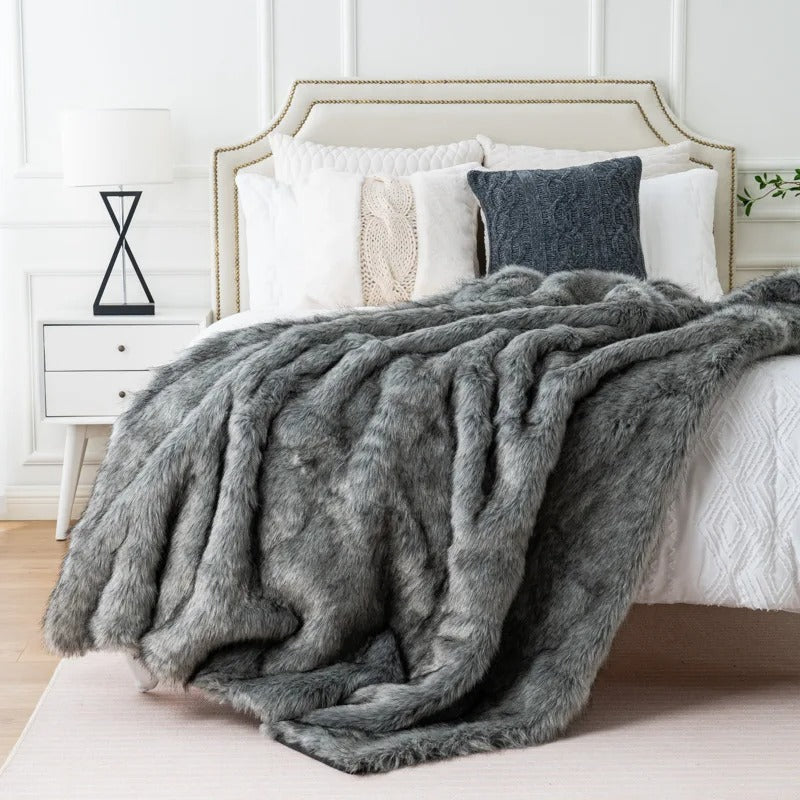 FurAura - Elegant Faux Fur Blanket