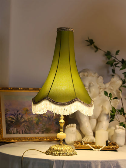 ElegantGlow – Bordlampe med marmorfod og kvastdetalje