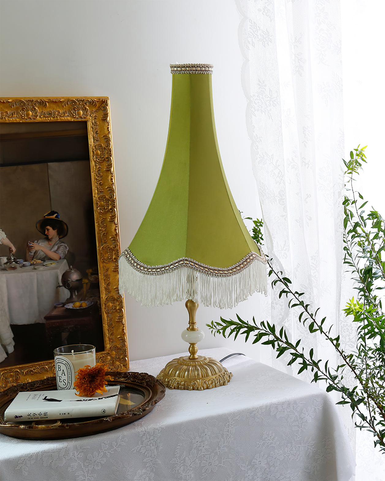 ElegantGlow – Bordlampe med marmorfod og kvastdetalje