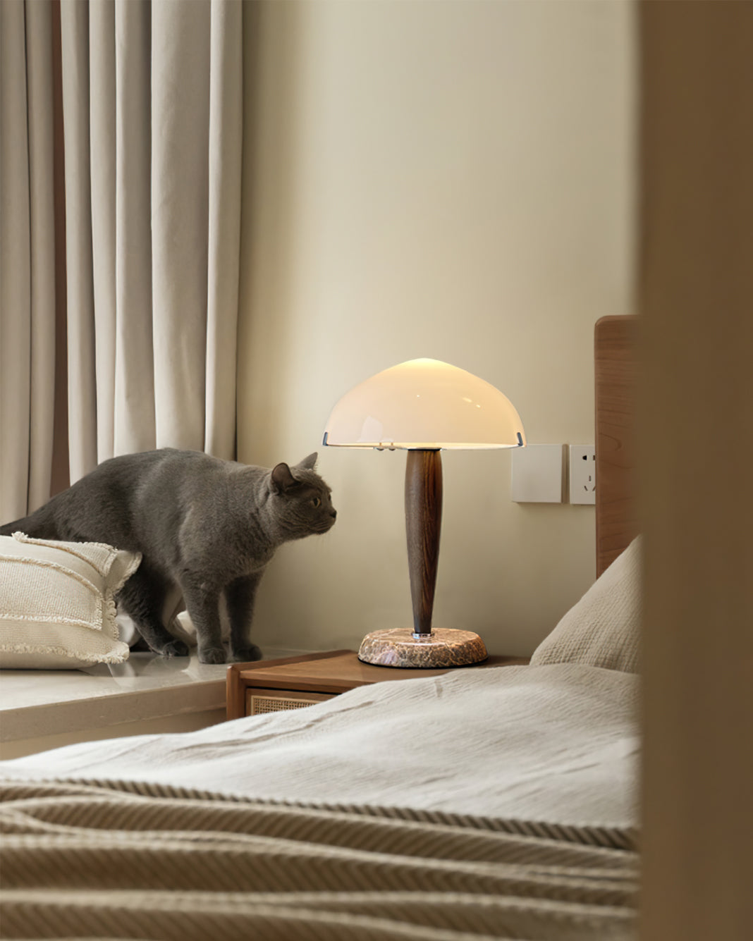 ClassicIllume – Bordlampe med kombination af marmor og glas