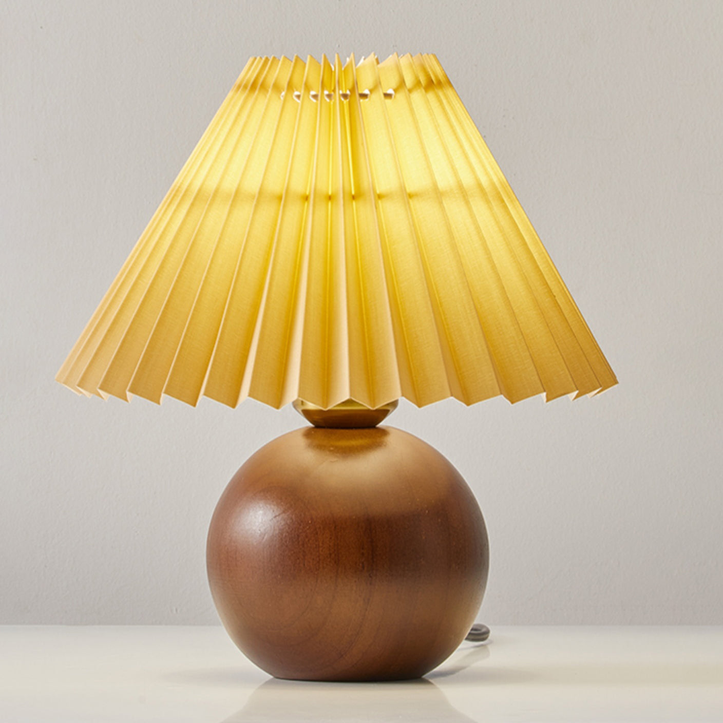 SiennaGlow - Bordlampe med træ- og stofdesign