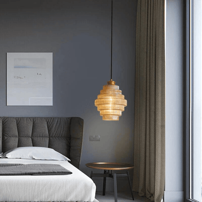 CarafeLuxe - Elegante Glas-Pendelleuchte mit Messingdetail