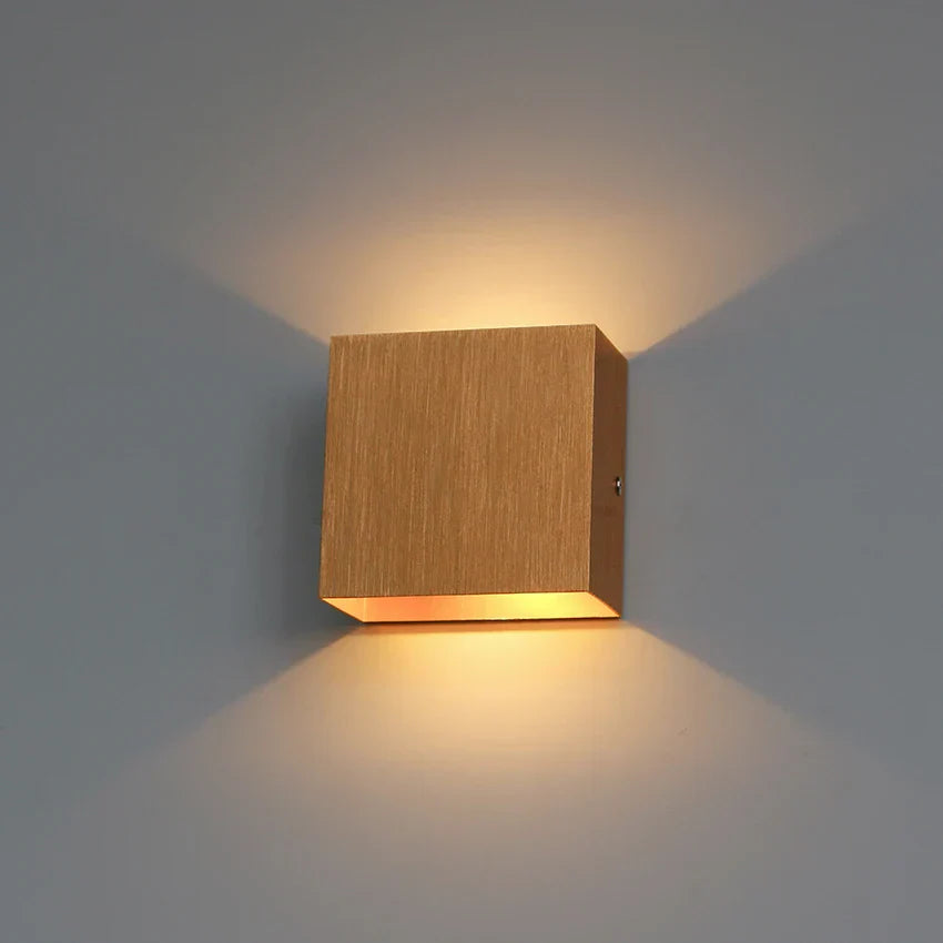 EleganceGlow – Romersk væglampe i design