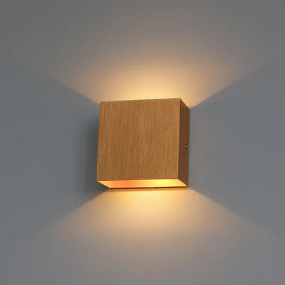 EleganceGlow – Romersk væglampe i design