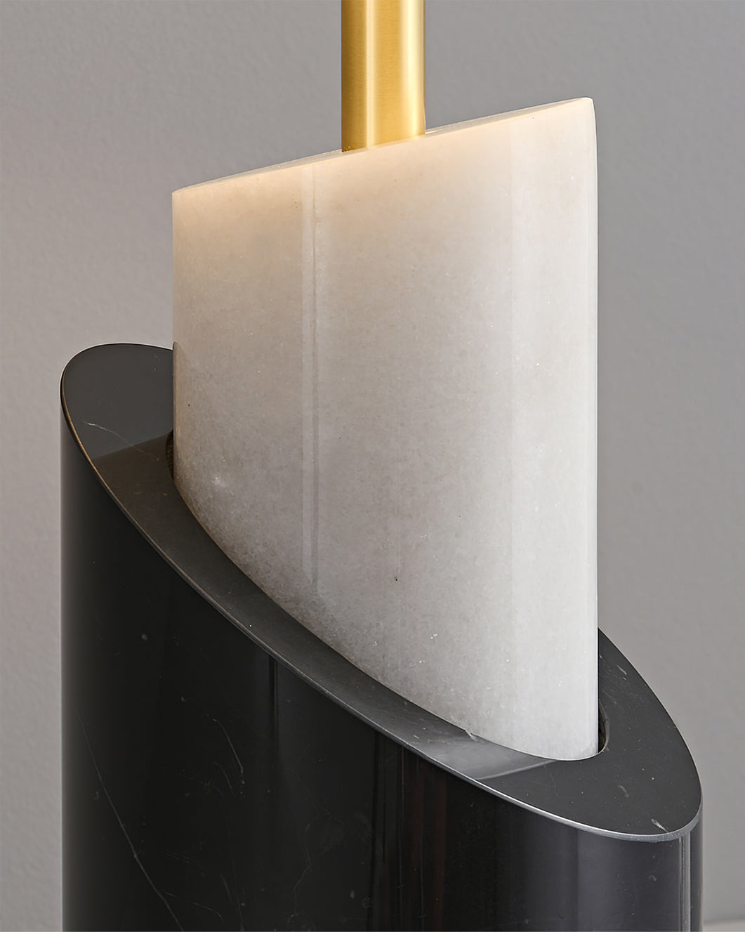 ClassicBrilliance – Marmor bordlampe med messingfinish