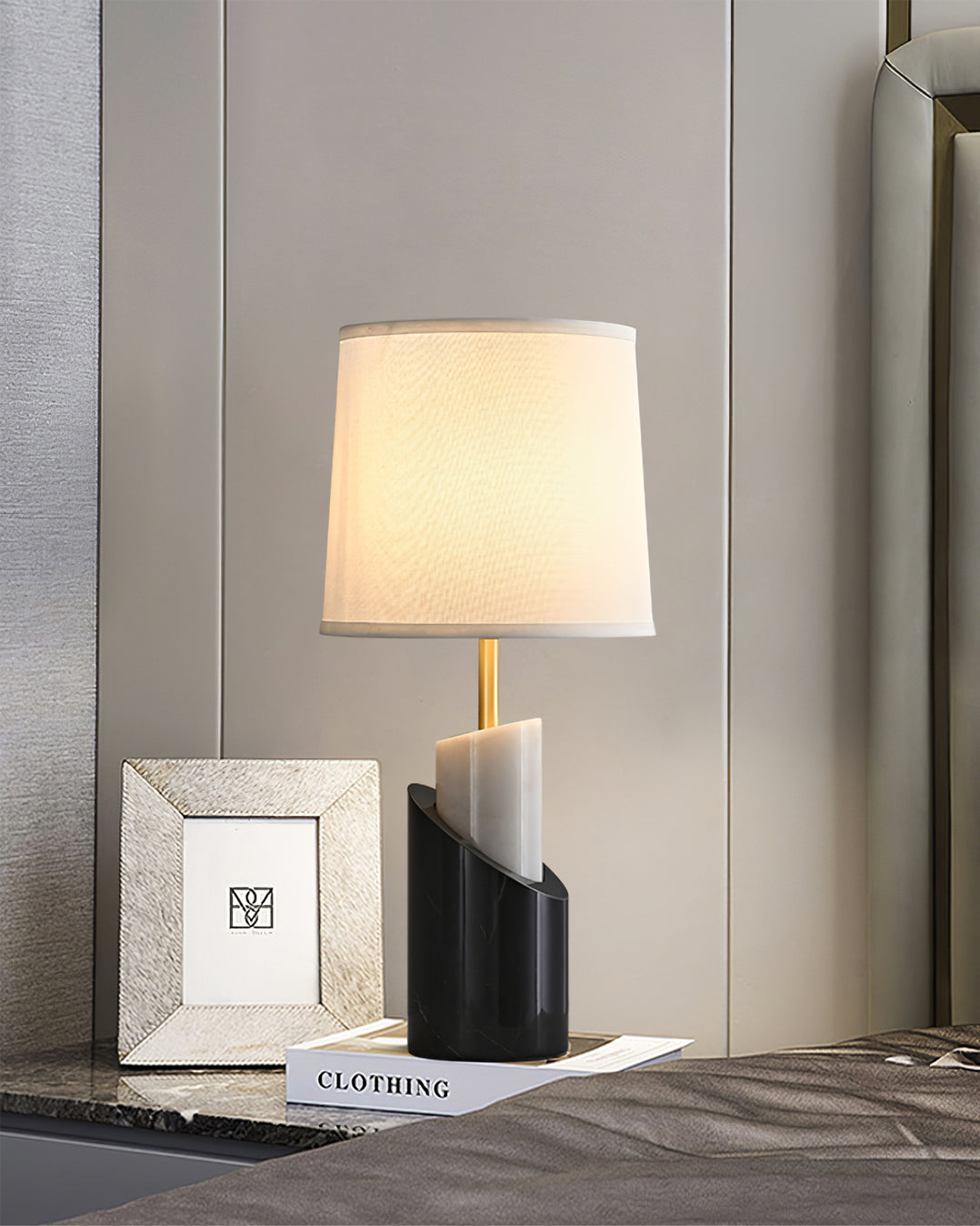 ClassicBrilliance – Marmor bordlampe med messingfinish