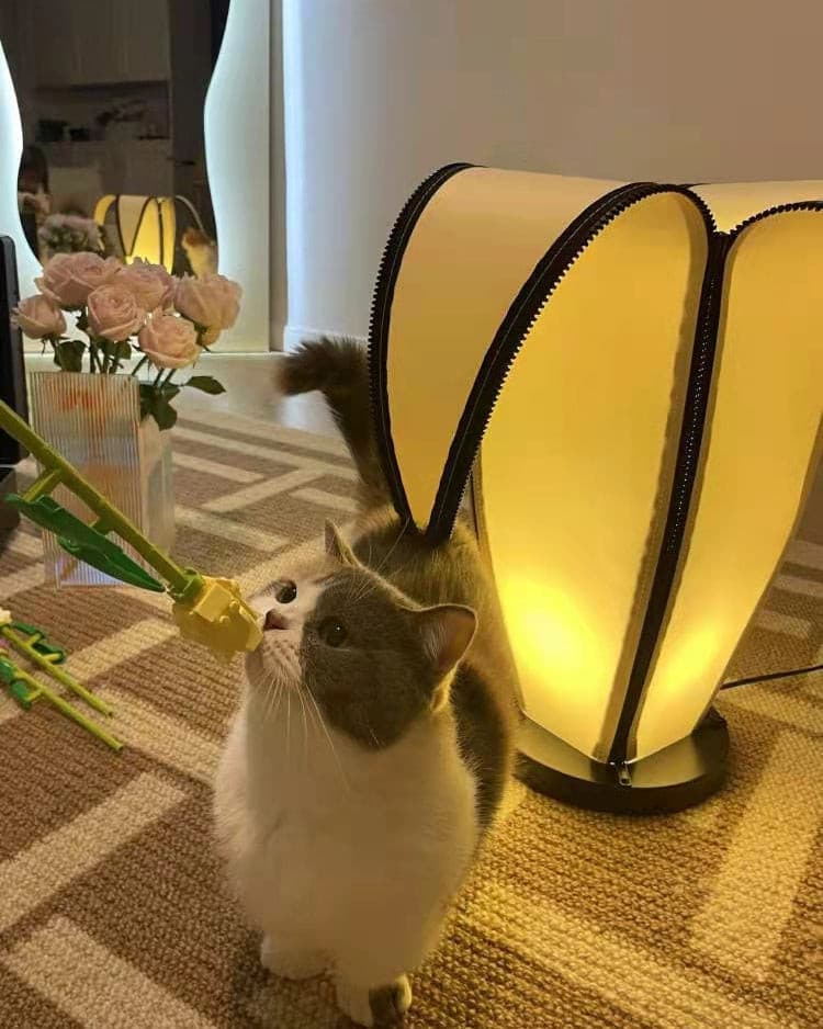 LuxeBanana - Table Lamp with Cheerful Banana Shape and Subtle Lighting