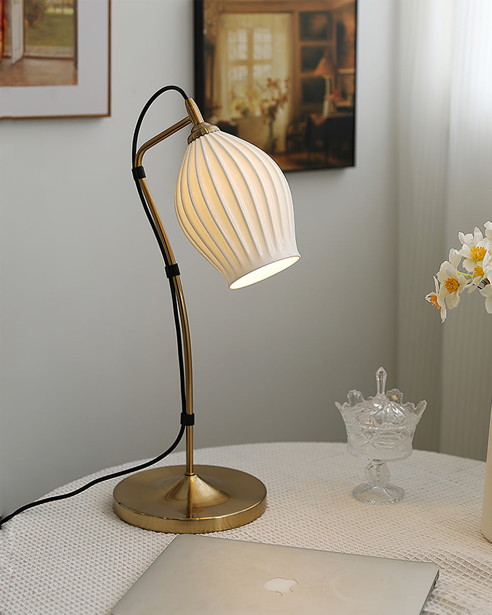 SculpturaLite – Keramisk Bordlampe med Ribbet Struktur