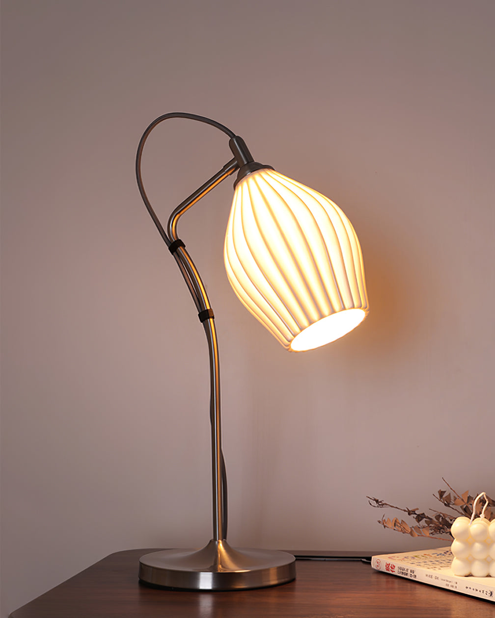 SculpturaLite – Keramisk Bordlampe med Ribbet Struktur