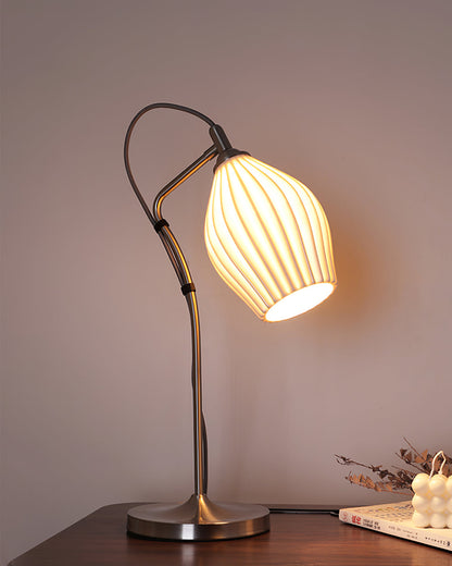SculpturaLite – Keramisk Bordlampe med Ribbet Struktur