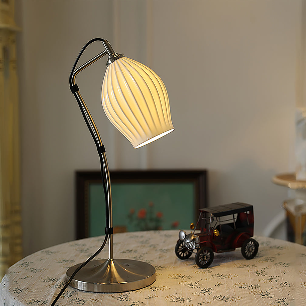 SculpturaLite – Keramisk Bordlampe med Ribbet Struktur