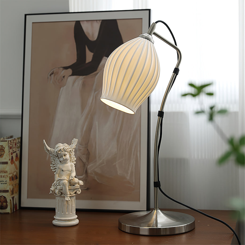 SculpturaLite – Keramisk Bordlampe med Ribbet Struktur