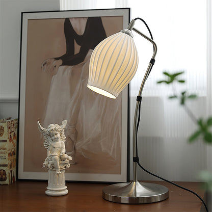 SculpturaLite – Keramisk Bordlampe med Ribbet Struktur