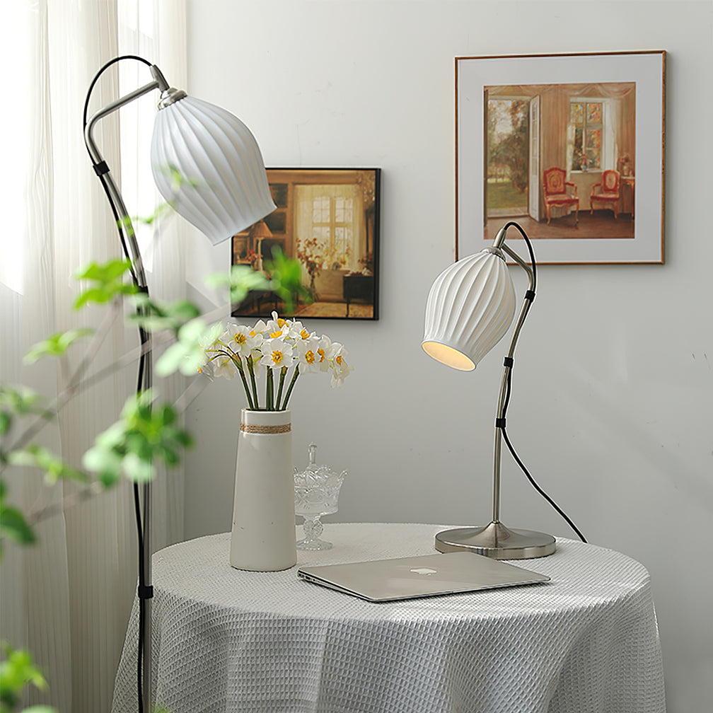 SculpturaLite – Keramisk Bordlampe med Ribbet Struktur