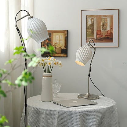 SculpturaLite – Keramisk Bordlampe med Ribbet Struktur