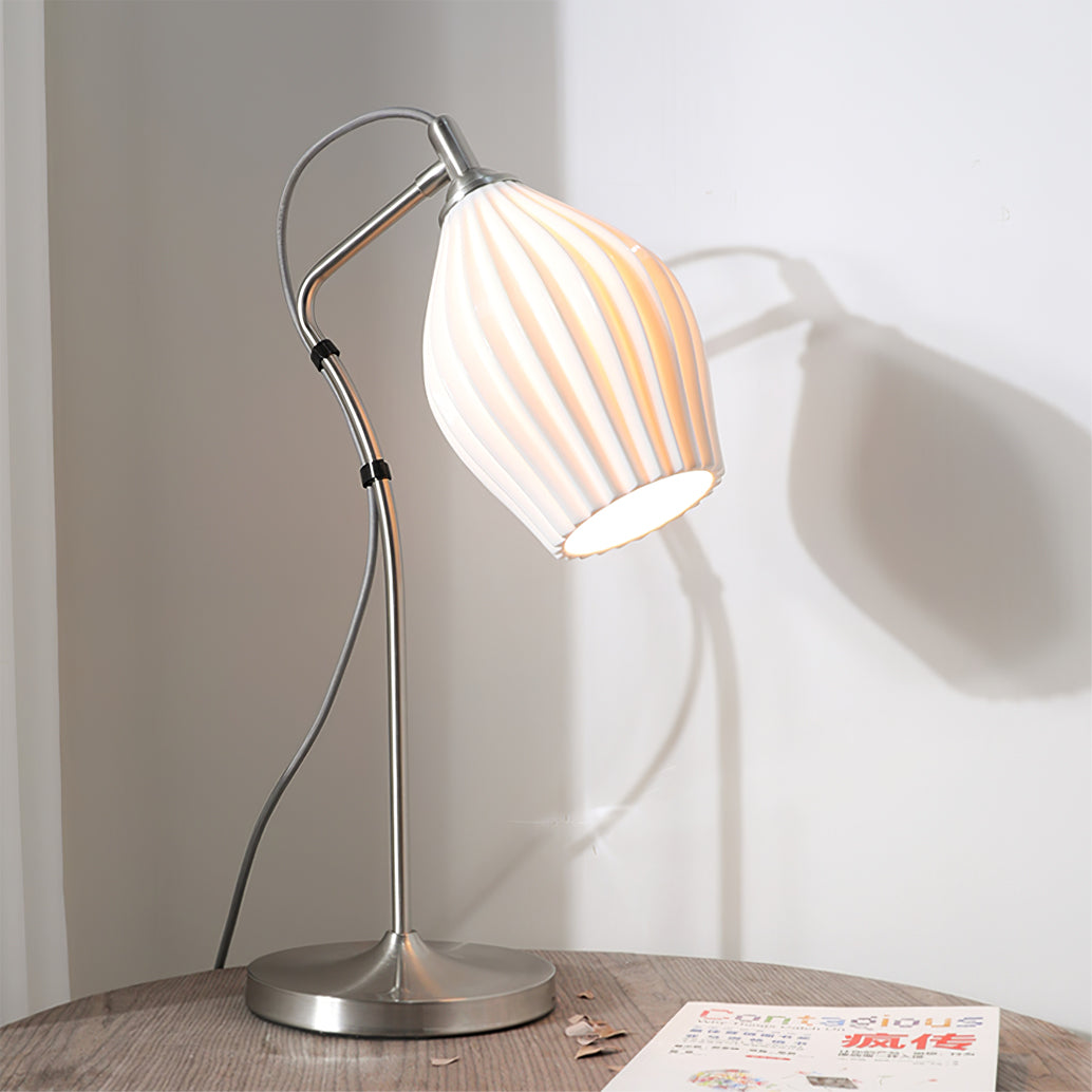 SculpturaLite – Keramisk Bordlampe med Ribbet Struktur