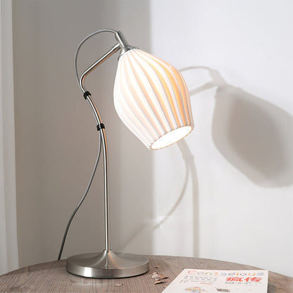SculpturaLite – Keramisk Bordlampe med Ribbet Struktur