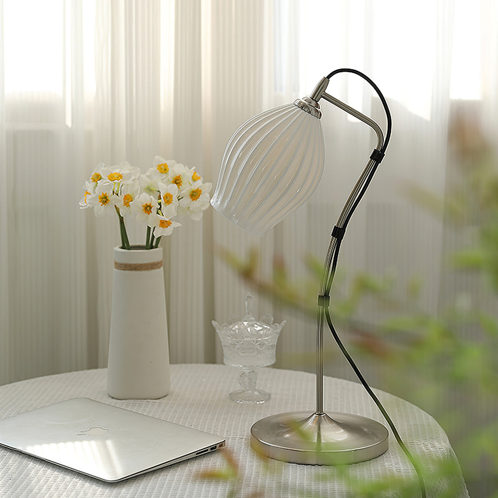 SculpturaLite – Keramisk Bordlampe med Ribbet Struktur