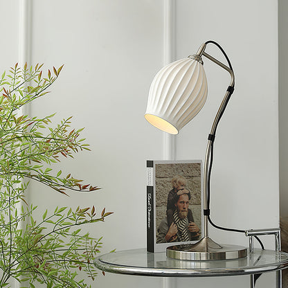 SculpturaLite – Keramisk Bordlampe med Ribbet Struktur