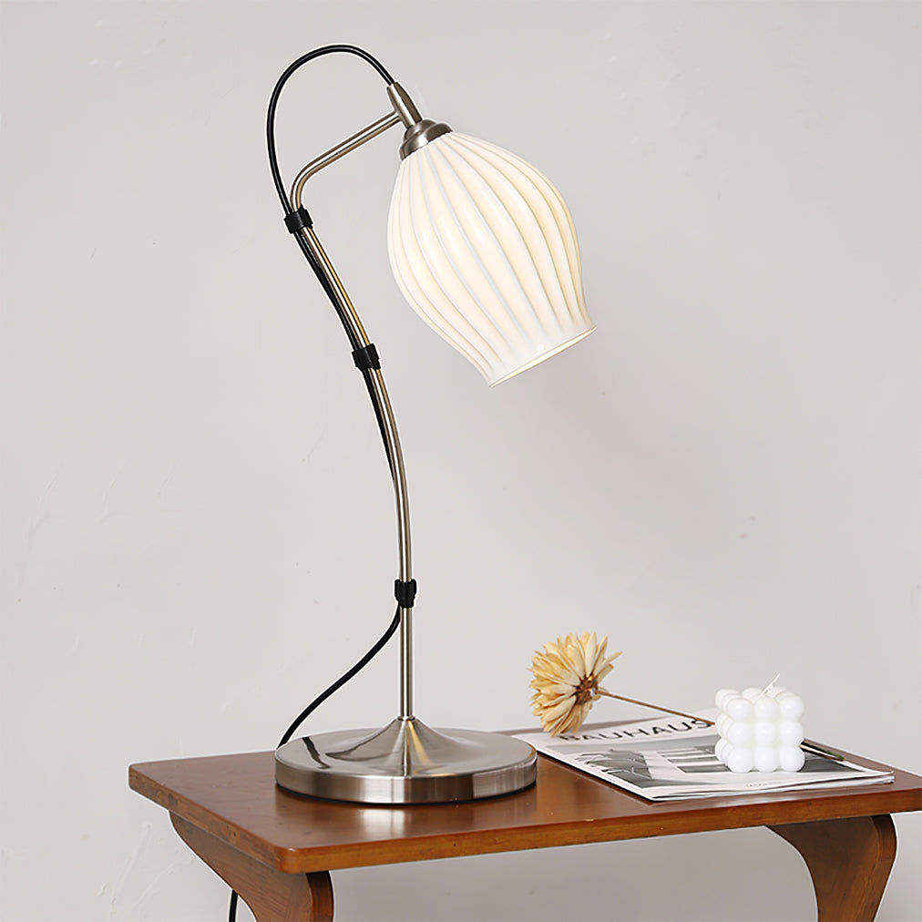 SculpturaLite – Keramisk Bordlampe med Ribbet Struktur