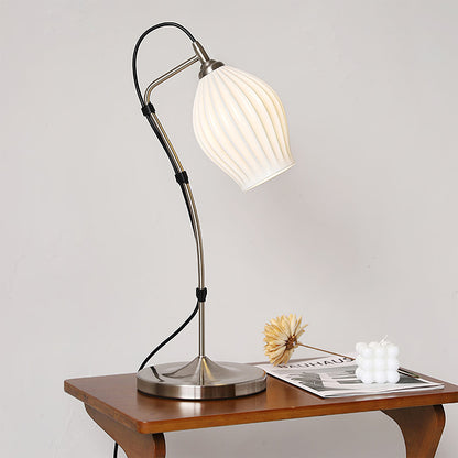 SculpturaLite – Keramisk Bordlampe med Ribbet Struktur