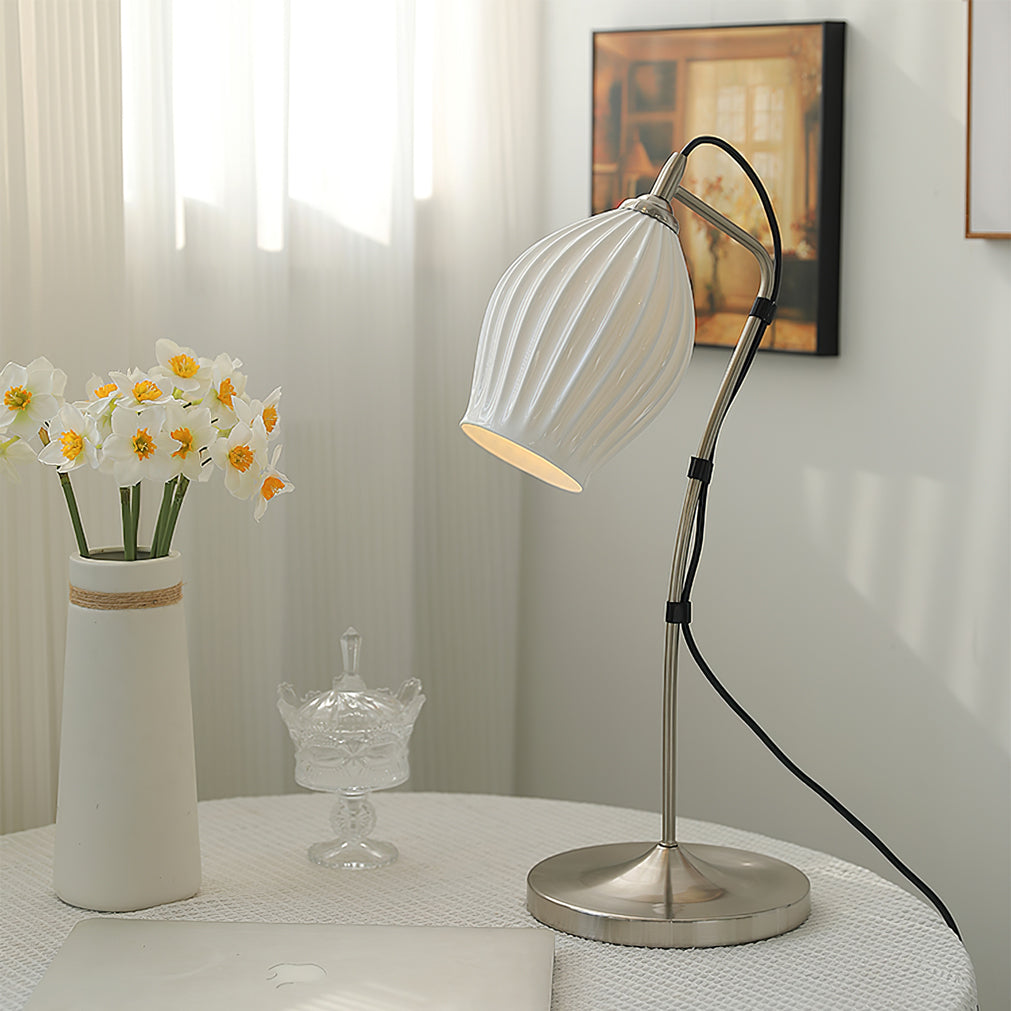 SculpturaLite – Keramisk Bordlampe med Ribbet Struktur