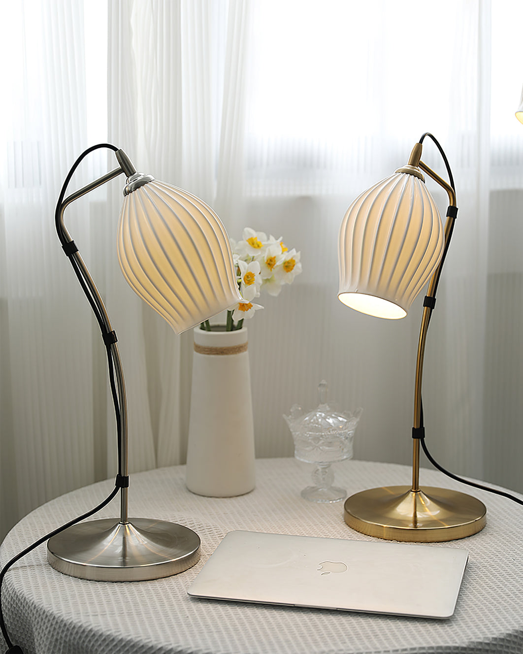 SculpturaLite – Keramisk Bordlampe med Ribbet Struktur