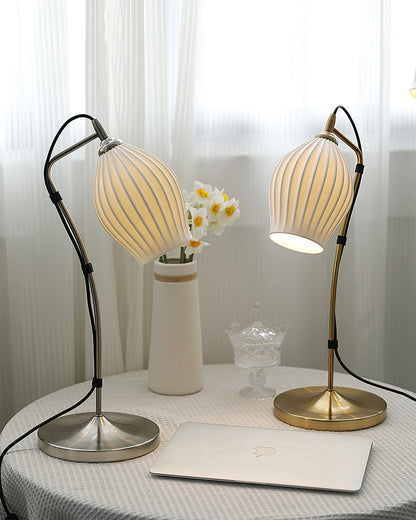 SculpturaLite – Keramisk Bordlampe med Ribbet Struktur