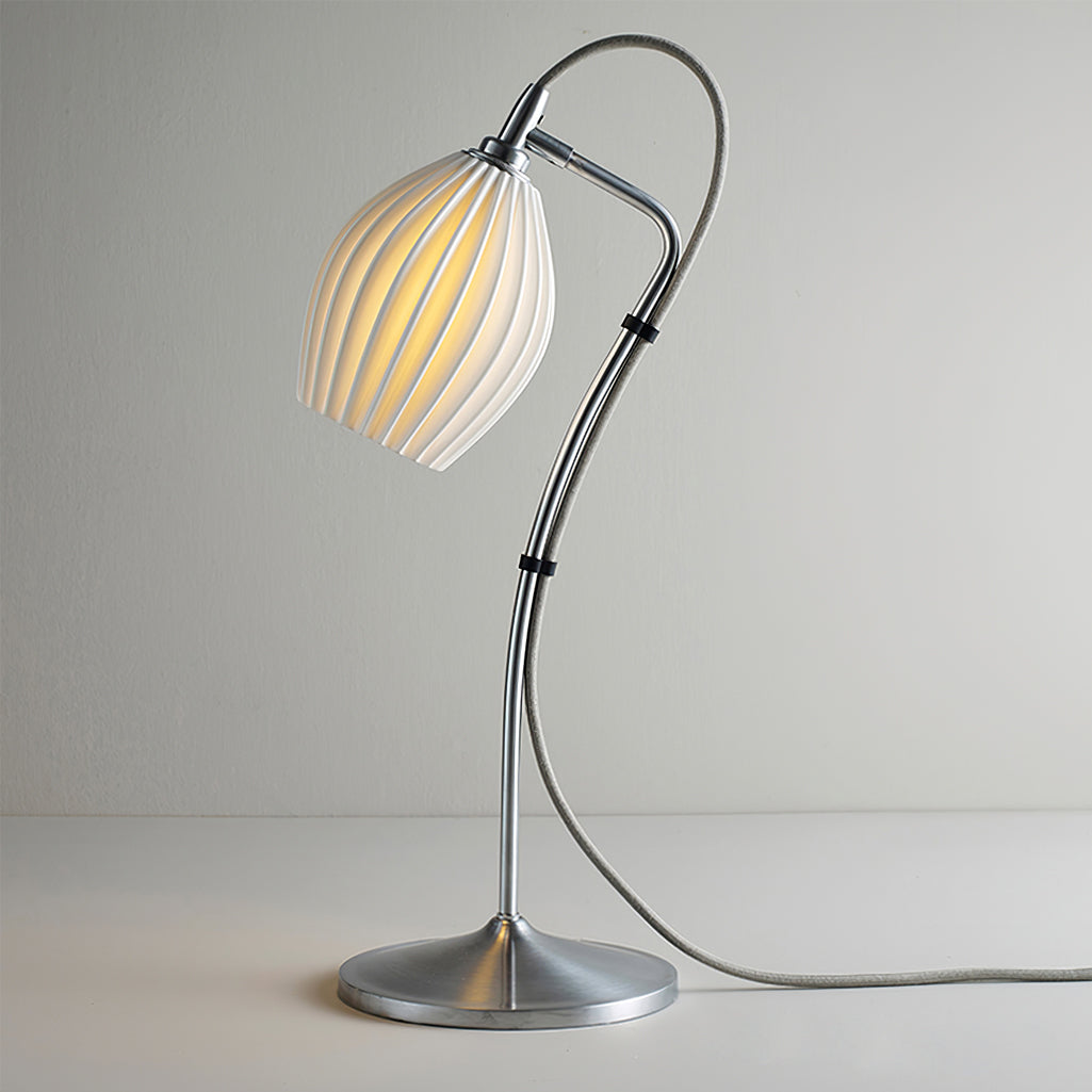 SculpturaLite – Keramisk Bordlampe med Ribbet Struktur
