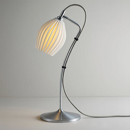 SculpturaLite – Keramisk Bordlampe med Ribbet Struktur