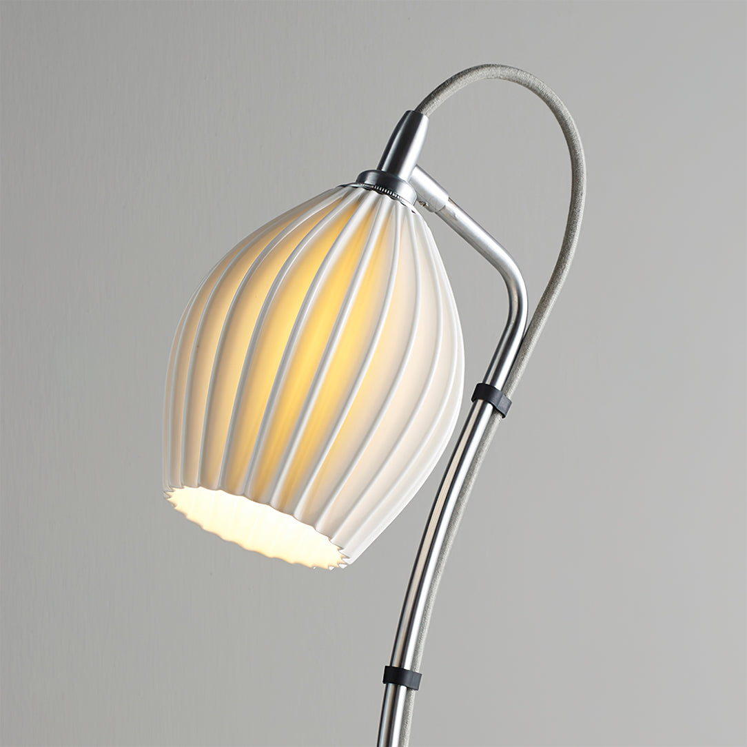 SculpturaLite – Keramisk Bordlampe med Ribbet Struktur