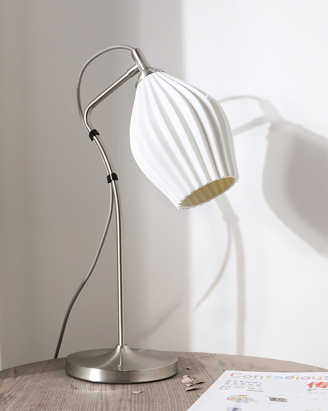 SculpturaLite – Keramisk Bordlampe med Ribbet Struktur