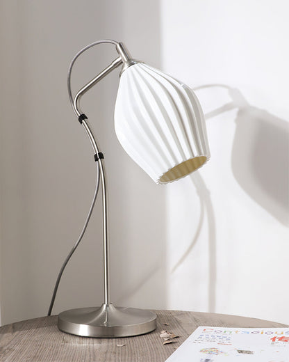 SculpturaLite – Keramisk Bordlampe med Ribbet Struktur