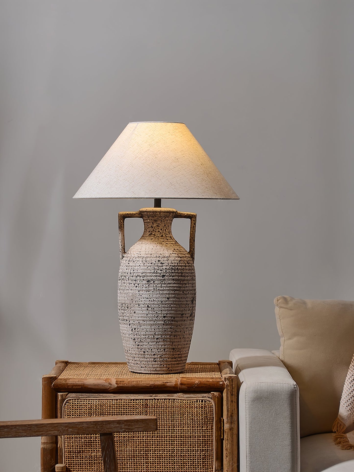 Prikket keramisk bordlampe