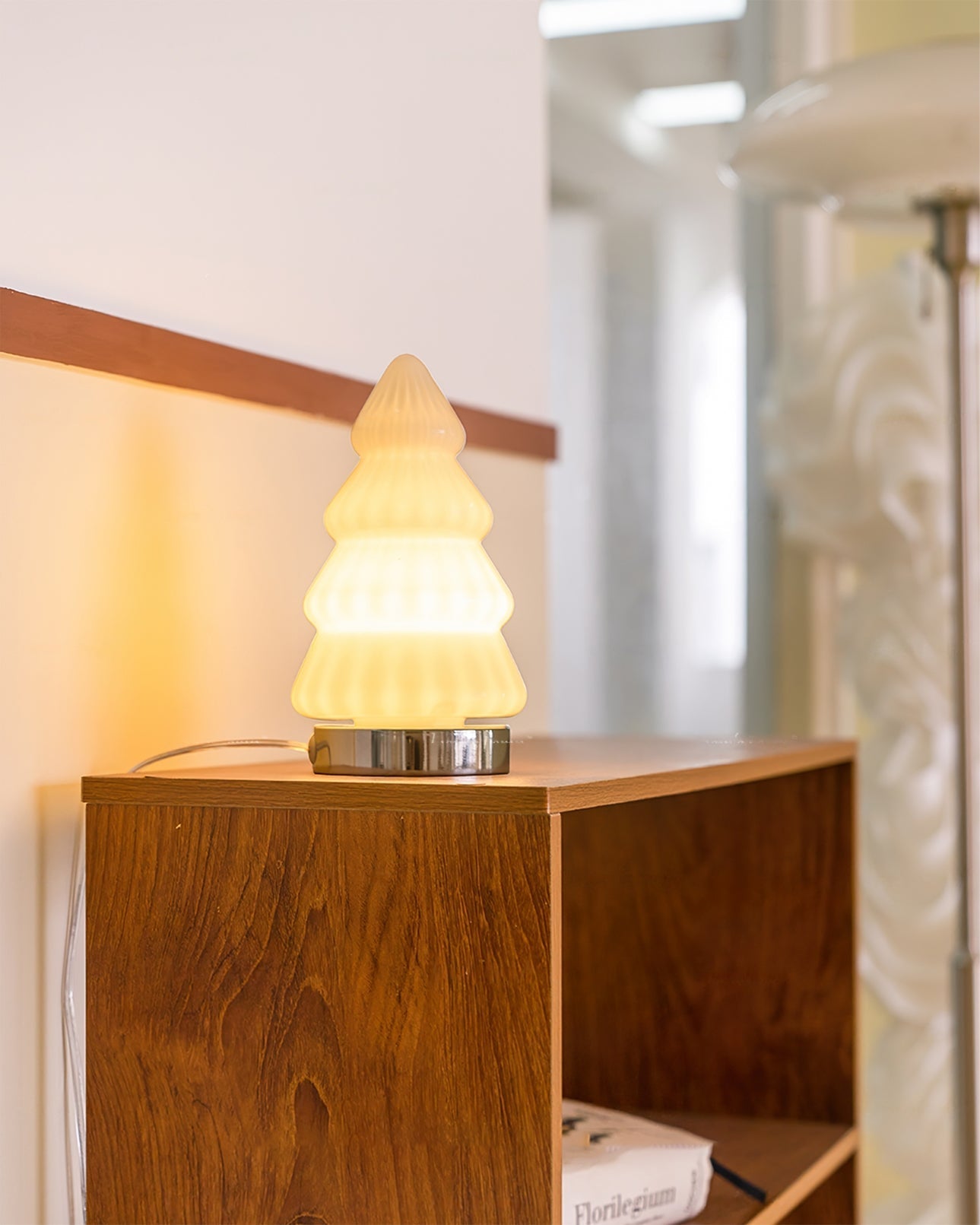 FrostTwig – Elegant bordlampe i træstruktur