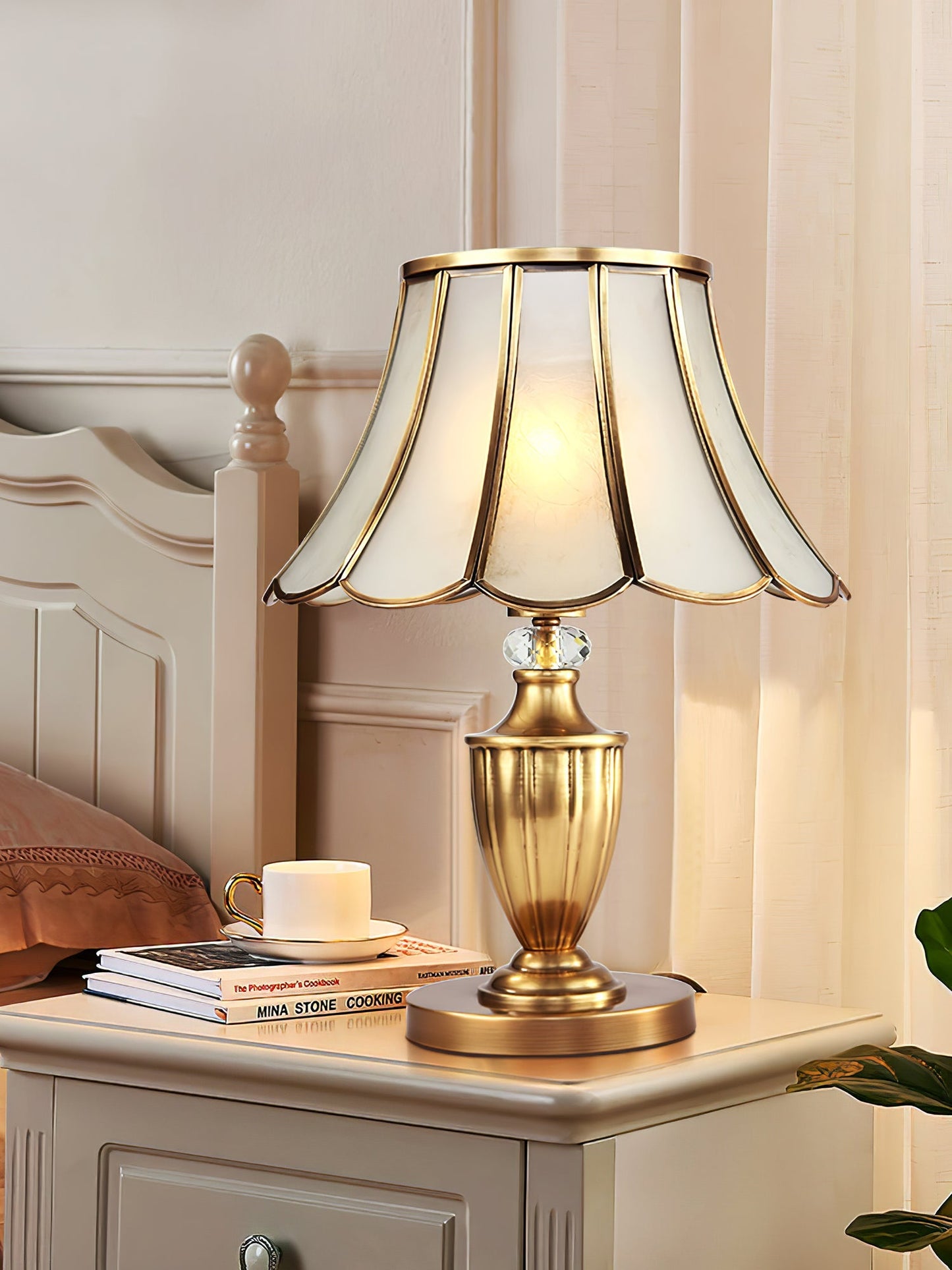 CrystalLux – Moderne bordlampe med guldskaft